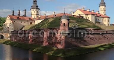 Nesvizh，明斯克地区，白俄罗斯。 尼斯维兹城堡或尼斯维兹城堡和护城河在阳光明媚的夏日。 住宅城堡